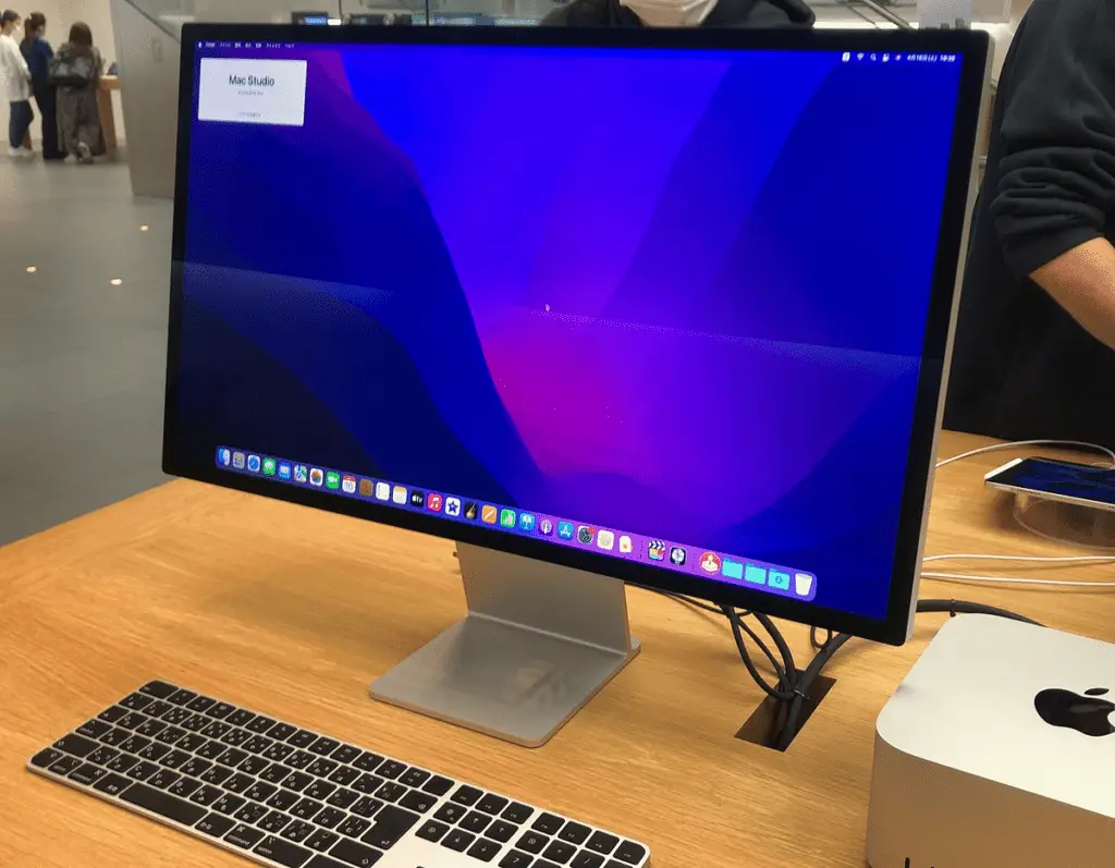 Apple Studio Display. Best 5K Monitor for Mac 